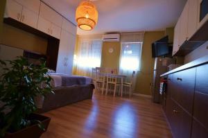 A television and/or entertainment centre at Studio Silva 2