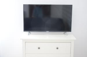 Televízia a/alebo spoločenská miestnosť v ubytovaní Multi Apartment Łąkowa 18/13