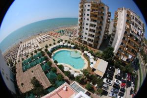 una vista aerea di un resort con piscina e spiaggia di Bel Conti Hotel a Durrës