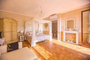 Un pat sau paturi într-o cameră la B&B Il Folletto del Lago