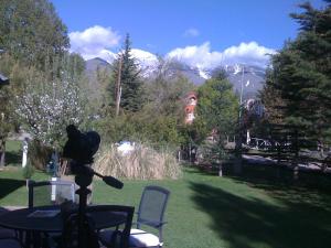 una telecamera sopra un tavolo in un parco di SilverCord B&B a Potrerillos