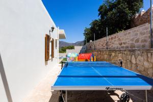 Stolný tenis v ubytovaní Kampos Villa III, Nature Living with Heated Pool, pure elegance, By ThinkVilla alebo v jeho okolí