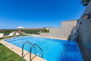 Bazén v ubytovaní Kampos Villa III, Nature Living with Heated Pool, pure elegance, By ThinkVilla alebo v jeho blízkosti