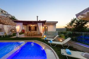 Bazén v ubytovaní Kampos Villa III, Nature Living with Heated Pool, pure elegance, By ThinkVilla alebo v jeho blízkosti