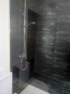 サンティアゴ・デ・ラ・リベラにあるJazminesのバスルーム(ガラスドア付きのシャワー付)