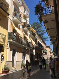 un grupo de personas caminando por una calle en Casa di nonno sta en Santa Maria di Castellabate