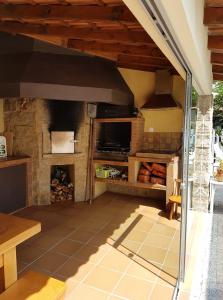 Casa da Ribeira في أفيرو: مطبخ مع موقد وغرفة مع