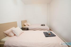 ワルシャワにあるWarsaw Concierge Koszykowaのベッドルーム1室(ベッド2台、ベッドの上にタオル1枚付)