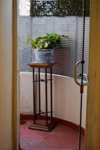 
a vase sitting on top of a table next to a toilet at Hotel Viña de Italia in Córdoba
