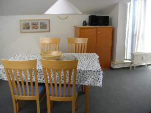 a dining room table with four chairs and a table and a table and chairsktop at Villa Nadine, gemütliche Ferienwohnung in Zingst