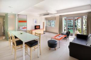 Posezení v ubytování HARRIS Hotel & Residences Riverview Kuta, Bali