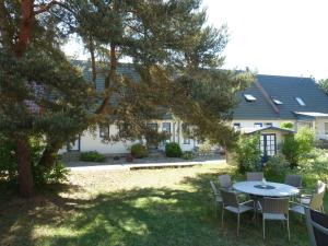 Afbeelding uit fotogalerij van romantisches Ferienhaus Boddenblick mit Sauna in Pruchten