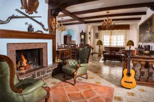 - un salon avec une cheminée et une guitare dans l'établissement La Villa, à Pratola Peligna