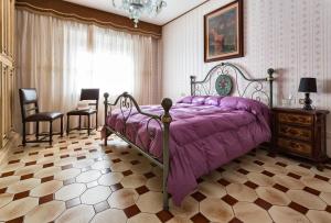 
A bed or beds in a room at La Villa
