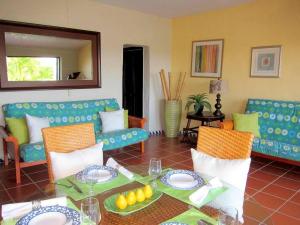 sala de estar con mesa, sillas y sofá en Holiday Home at Rio Mar, en Río Grande