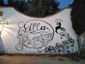 a white wall with a sign that reads villa paratha at Villa Paraiso in Villacañas