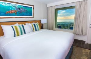 um quarto com uma cama grande e uma janela em Guy Harvey Resort on Saint Augustine Beach em Saint Augustine Beach