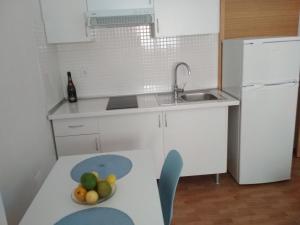 eine Küche mit einem Waschbecken und einer Schale mit Obst auf dem Tisch in der Unterkunft Loft en La Aldea de San Nicolas in San Nicolás