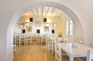 Um restaurante ou outro lugar para comer em Erato Hotel Mykonos