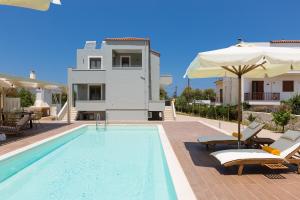 アデリアノス・カンポスにあるAnesis Villa, spacious & cozy, By ThinkVillaのスイミングプール付きのヴィラ、家