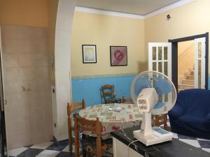 una camera con tavolo e ventilatore su un tavolo di Mar Ionio Apartment ad Avola