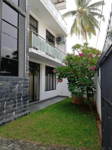 Casa con balcón y patio en Wishing Well Apartment, en Boralesgamuwa