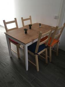 ファロにあるCasinhaの木製テーブル(椅子4脚、植物台付)