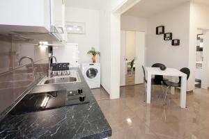 Kuchyň nebo kuchyňský kout v ubytování Apartman 2