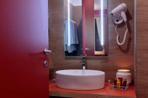 a bathroom with a white sink and a mirror at Agriturismo Tenuta "Il Cigno" in Villanterio