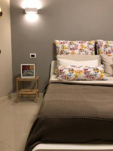A bed or beds in a room at Giader's House - Free Parking