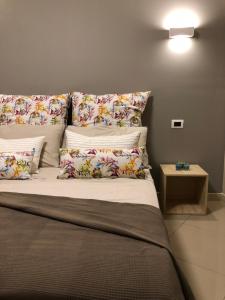 カターニアにあるGiader's house - Sicily free parkingのベッド(枕付)が備わる客室です。