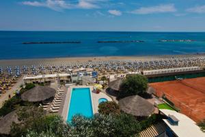 The swimming pool at or close to Grand Hotel Azzurra Club