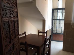 a dining room with a wooden table and chairs at Hostal el Dulce Nombre in Huamantla