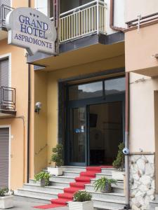un hotel con un tappeto rosso fuori di Grand Hotel Aspromonte a Delianuova