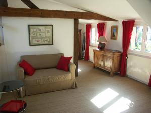 uma sala de estar com um sofá e uma mesa em Gite de la Drouette et chambre d'hôtes em Villiers-le-Morhier