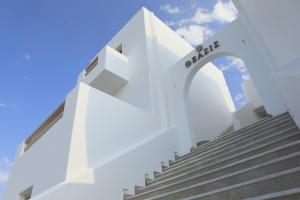 Gallery image of Theasis Luxury Suites in Skhoinoussa