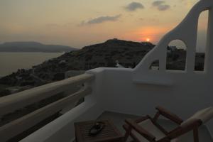 Gallery image of Theasis Luxury Suites in Skhoinoussa