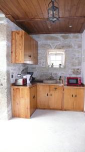 Cuisine ou kitchenette dans l'établissement Quinta do Bravio