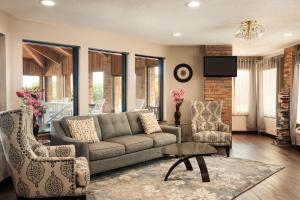 A seating area at Baymont by Wyndham Warrenton