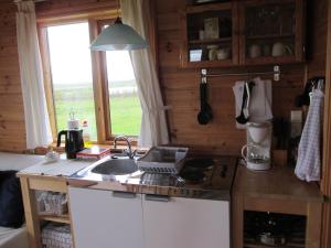 Kuchyň nebo kuchyňský kout v ubytování Sjónarholl Cottage + 6 fotografií