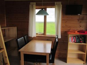 TV a/nebo společenská místnost v ubytování Sjónarholl Cottage