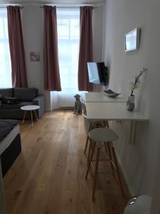 een woonkamer met een tafel en een televisie bij NEW Apartment City Center in Wenen