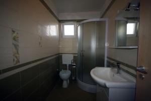 un piccolo bagno con lavandino e WC di Apartments Mare a Baška Altre 68 foto