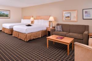Postel nebo postele na pokoji v ubytování Campus Inn & Suites Eugene Downtown