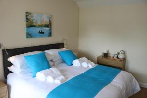 A bed or beds in a room at Gonalston Boutique B&B