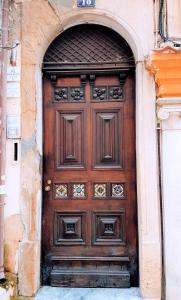 eine große Holztür in einem Gebäude in der Unterkunft Quebra Luz in Coimbra