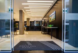 - un hall de bureau avec un tapis noir à l'étage dans l'établissement Santa Inn Hotel, à Balneário Camboriú