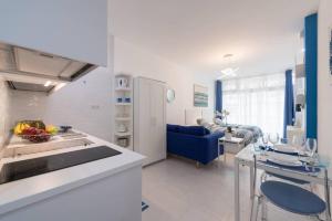 una cucina e un soggiorno con tavolo e divano di Casa Ocean Breeze a Las Palmas de Gran Canaria