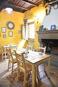 une salle à manger avec une table et une horloge murale dans l'établissement Il Palazzetto B&B, à Viterbe