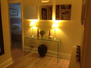 una habitación con 2 lámparas en una mesa en una habitación en The Garden Flat en Londres